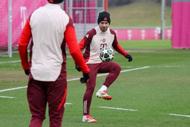 Raphael Guerreiro FC Bayern Muenchen, 22 with ball, GER, Final training, FC Bayern Muenchen, Football, UEFA Champions League, Play offs, 2024 2025 season, 11 02 2025, GER, Final training, FC Bayern Muenchen, Football, UEFA Champions League, Play offs, 2024 2025 season, 11 02 2025 Muenchen Copyright: xEibner-Pressefoto JennixMaulx EP_JML