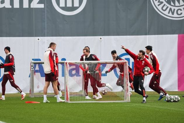 FC Bayern Muenchen players run in training, with Harry Kane FC Bayern Muenchen, 09 and Aleksandar Pavlovic FC Bayern Muenchen, 45 , with Eric Dier FC Bayern Muenchen, 15 and Thomas Mueller FC Bayern Muenchen, 25 , with Minjae Kim FC Bayern Muenchen, 03 , GER, Final training, FC Bayern Muenchen, Football, UEFA Champions League, Play offs, 2024 2025 season, 11 02 2025, GER, Final training, FC Bayern Muenchen, Football, UEFA Champions League, Play offs, 2024 2025 season, 11 02 2025 Muenchen Copyright: xEibner-Pressefoto JennixMaulx EP_JML