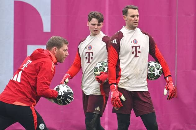 from right Manuel NEUER goalkeeper Bayern Muenchen , goalkeeper Jonas URBIG Bayern Muenchen , goalkeeper coach Michael RECHNER Bayern Muenchen final training, training soccer Champions League final training before the play off match Celtic FC FC Bayern Muenchen on 11 02 2025 in Munich,