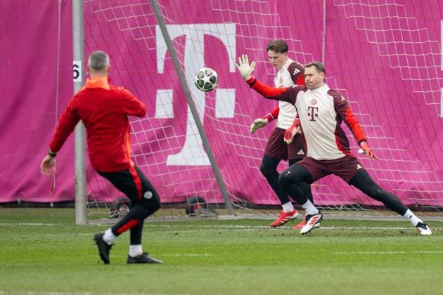 Manuel Neuer 1 FC Bayern Muenchen , Jonas Urbig 40 FC Bayern Muenchen , Final training before the UEFA Champions League match against Celtic Glasgow, season 2024 2025 at Saebener Strasse 11 02 2025 DFB regulations prohibit any use of photographs as image sequences and or quasi video Muenchen Bayern Germany Copyright: xkolbert-press UlrichxGamelx
