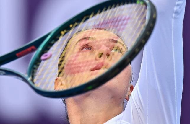 Sport Bilder des Tages WTA, Tennis Damen QATAR OPEN TENNIS TOURNAMENT ROUND OF 32 Marta Kostyuk of Ukraine competes in her round of 32 match against Coco Gauff of the United States during the WTA Qatar TotalEnergies Open 2025 tennis tournament at the Khalifa International Tennis Complex in Doha, Qatar, on February 11, 2025. Copyright: xNOUSHADx