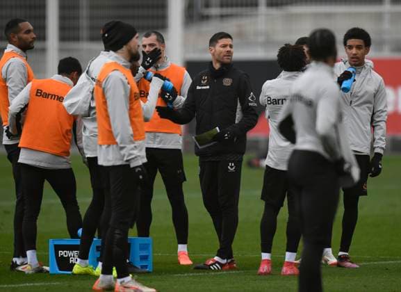 11 02 2025, xophax, Football , Bayer 04 Leverkusen Training, Training week before the top match against Bayer Munich, Coach Xabi Alonso , Center Left Granitz Xhaka DFL DFB REGULATIONS PROHIBIT ANY USE OF PHOTOGRAPHS as IMAGE SEQUENCES and or QUASI VIDEO Leverkusen