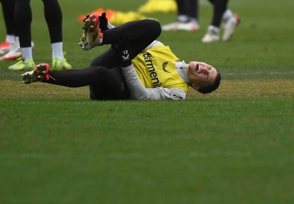 11 02 2025, xophax, Fußball , Bayer 04 Leverkusen Training, Training week before the top match against Bayer Munich, Florian Wirtz after a duel on the ground DFL DFB REGULATIONS PROHIBIT ANY USE OF PHOTOGRAPHS as IMAGE SEQUENCES and or QUASI VIDEO Leverkusen