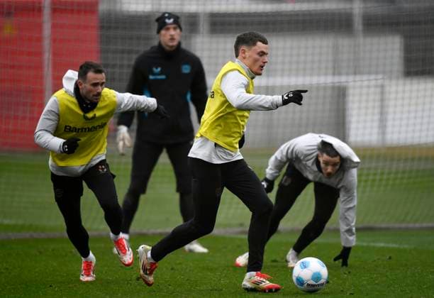 11 02 2025, xophax, Soccer , Bayer 04 Leverkusen Training, Training week before the top match against Bayer Munich, Florian Wirtz , center on the ball left Aleix Garcia DFL DFB REGULATIONS PROHIBIT ANY USE OF PHOTOGRAPHS as IMAGE SEQUENCES and or QUASI VIDEO Leverkusen