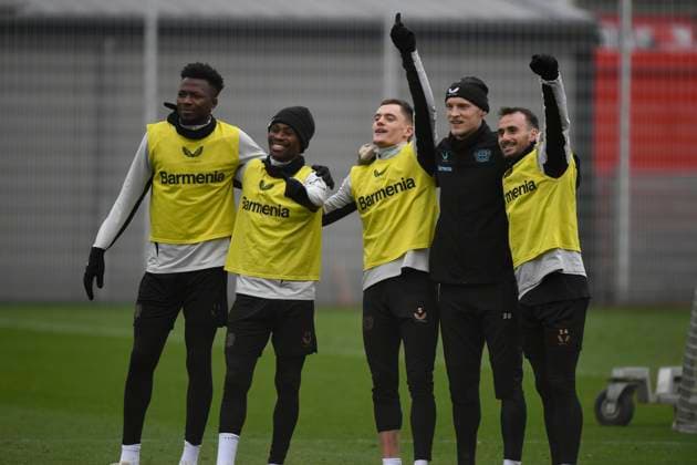 11 02 2025, xophax, Football , Bayer 04 Leverkusen Training , Training week before the top match against Bayer Munich, Florian Wirtz , center with Edmond Tapsoba , Nathan Tella , Niklas Lomb and Alexis Garcia , from left to right DFL DFB REGULATIONS PROHIBIT ANY USE OF PHOTOGRAPHS as IMAGE SEQUENCES and or QUASI VIDEO Leverkusen