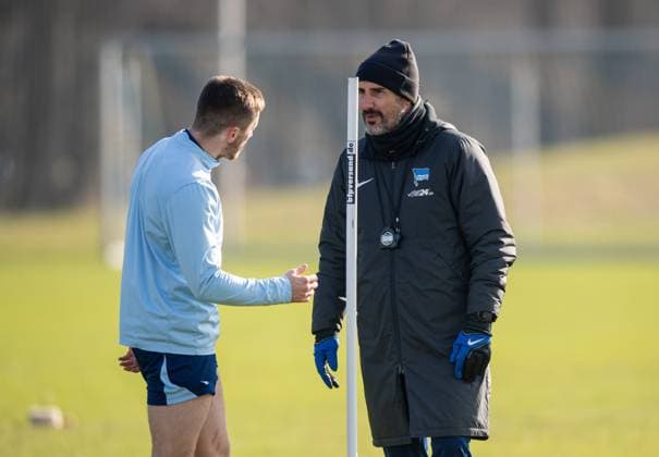 Soccer, Men, Season 2024 25, 2 Bundesliga, Hertha BSC, Training, v l Jonjoe Kenny Hertha BSC , Coach Cristian Fiel Hertha BSC , 11 02 2025, Copyright: xSebastianxRäppold MatthiasxKochx