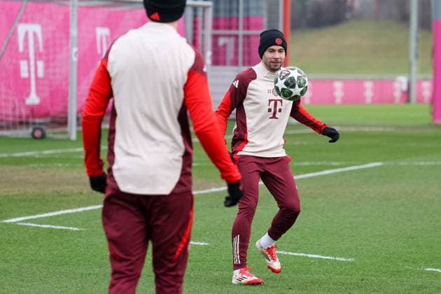 Raphael Guerreiro FC Bayern Muenchen, 22 with ball during training, GER, Final training, FC Bayern Muenchen, Football, UEFA Champions League, Play offs, 2024 2025 season, 11 02 2025, GER, Final training, FC Bayern Muenchen, Football, UEFA Champions League, Play offs, 2024 2025 season, 11 02 2025 Muenchen Copyright: xEibner-Pressefoto JennixMaulx EP_JML