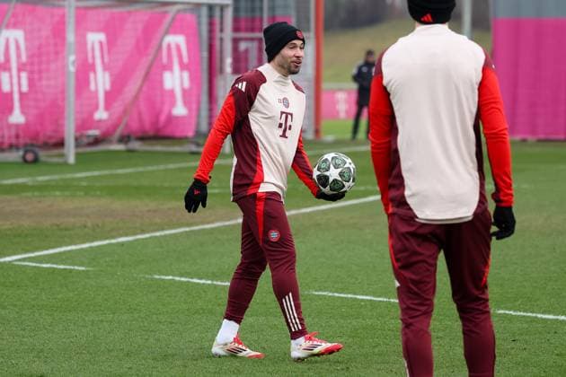 Raphael Guerreiro FC Bayern Muenchen, 22 with ball during training, GER, Final training, FC Bayern Muenchen, Football, UEFA Champions League, Play offs, 2024 2025 season, 11 02 2025, GER, Final training, FC Bayern Muenchen, Football, UEFA Champions League, Play offs, 2024 2025 season, 11 02 2025 Muenchen Copyright: xEibner-Pressefoto JennixMaulx EP_JML
