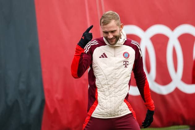 Konrad Laimer FC Bayern Muenchen, 27 laughing with index finger on head during training, GER, Final training, FC Bayern Muenchen, Football, UEFA Champions League, Play offs, 2024 2025 season, 11 02 2025, GER, Final training, FC Bayern Muenchen, Football, UEFA Champions League, Play offs, 2024 2025 season, 11 02 2025 Muenchen Copyright: xEibner-Pressefoto JennixMaulx EP_JML