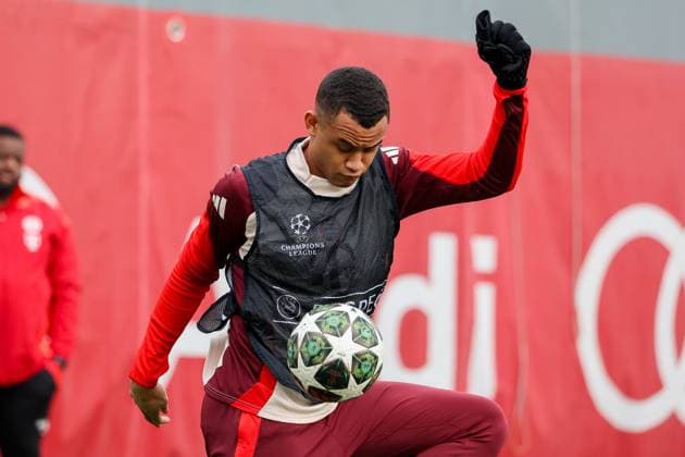Tarek Buchmann FC Bayern Muenchen, 28 with ball during training, GER, Final training, FC Bayern Muenchen, Football, UEFA Champions League, Play offs, 2024 2025 season, 11 02 2025, GER, Final training, FC Bayern Muenchen, Football, UEFA Champions League, Play offs, 2024 2025 season, 11 02 2025 Muenchen Copyright: xEibner-Pressefoto JennixMaulx EP_JML