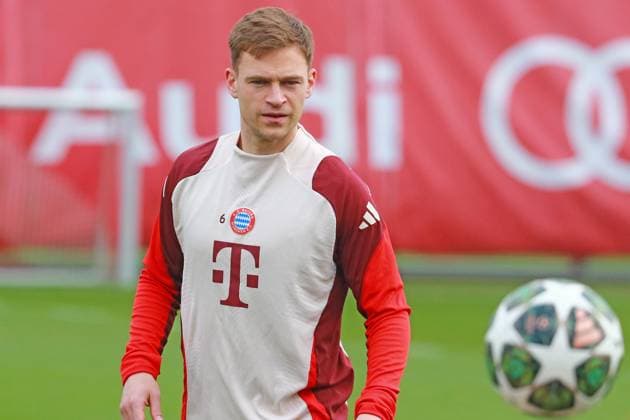 6 Joshua Kimmich, on the CL ball, Portraet, Portrait, Football Final training FC Bayern Munich before UEFA Champions League match against Celtic Glasgow 11 02 2025 Training ground, Säbenerstr PHOTO Mladen Lackovic LakoPress
