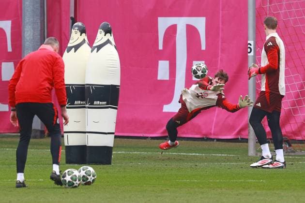 40 Jonas Urbig, on the ball, parade, flies, 1 Manuel Neuer, amazed, Portraet, Portrait, TWT Training, Football final training FC Bayern Munich before UEFA Champions League match against Celtic Glasgow 11 02 2025 Training ground, Säbenerstr PHOTO Mladen Lackovic LakoPress