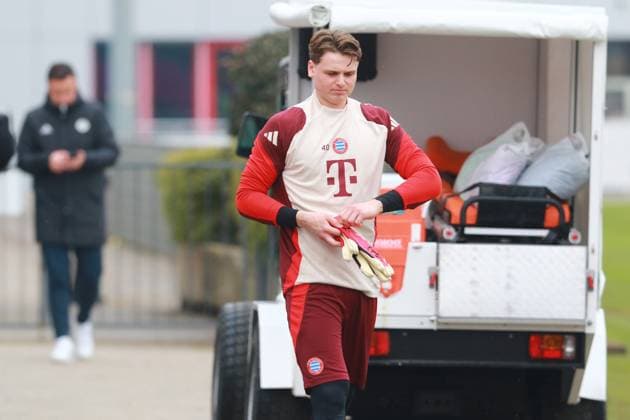 40 Jonas Urbig, Portraet, Portrait, Gloves, Goalkeeper gloves, Soccer Final training FC Bayern Munich before UEFA Champions League match against Celtic Glasgow 11 02 2025 Training ground, Säbenerstr PHOTO Mladen Lackovic LakoPress