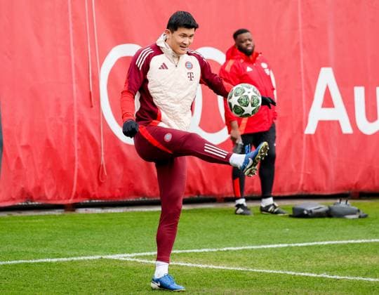 Minjae Kim FC Bayern Muenchen, 03 with ball during training, GER, Final training, FC Bayern Muenchen, Football, UEFA Champions League, Play offs, 2024 2025 season, 11 02 2025, GER, Final training, FC Bayern Muenchen, Football, UEFA Champions League, Play offs, 2024 2025 season, 11 02 2025 Muenchen Copyright: xEibner-Pressefoto JennixMaulx EP_JML