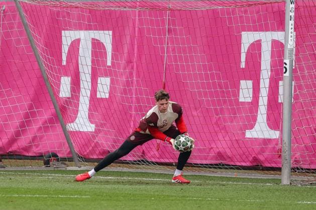 Jonas Urbig FC Bayern Muenchen, 40 at training, GER, Final training, FC Bayern Muenchen, Football, UEFA Champions League, Play offs, 2024 2025 season, 11 02 2025, GER, Final training, FC Bayern Muenchen, Football, UEFA Champions League, Play offs, 2024 2025 season, 11 02 2025 Muenchen Copyright: xEibner-Pressefoto JennixMaulx EP_JML