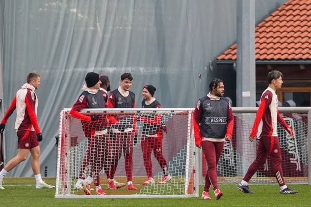 Eric Dier FC Bayern Muenchen, 15 with Thomas Mueller FC Bayern Muenchen, 25 and Dayot Upamecano FC Bayern Muenchen, 02 , with Aleksandar Pavlovic FC Bayern Muenchen, 45 and Raphael Guerreiro FC Bayern Muenchen, 22 and Serge Gnabry FC Bayern Muenchen, 07 , with Hiroki Ito FC Bayern Muenchen, 21 at training, GER, Final training, FC Bayern Muenchen, Football, UEFA Champions League, Play offs, 2024 2025 season, 11 02 2025, GER, Final training, FC Bayern Muenchen, Football, UEFA Champions League, Play offs, 2024 2025 season, 11 02 2025 Muenchen Copyright: xEibner-Pressefoto JennixMaulx EP_JML