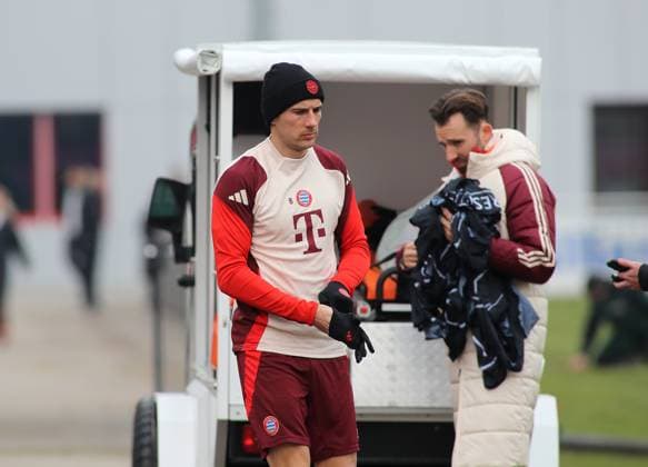 Football, men, season 2024 2025, FC Bayern Munich, final training, training, Champions League Leon Goretzka FC Bayern Munich on the way to the training ground, thoughtful, thinking