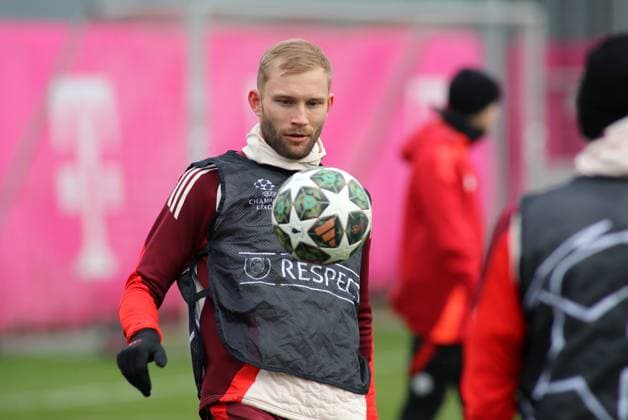 Football, Men, Season 2024 2025, FC Bayern Munich, Final training, Training, Champions League Konrad Laimer FC Bayern Munich with a view of the ball