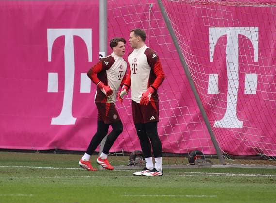 Football, Men, Season 2024 2025, FC Bayern Munich, Final training, Training, Champions League Jonas Urbig FC Bayern Munich left with Manuel Neuer FC Bayern Munich right during goalkeeper training