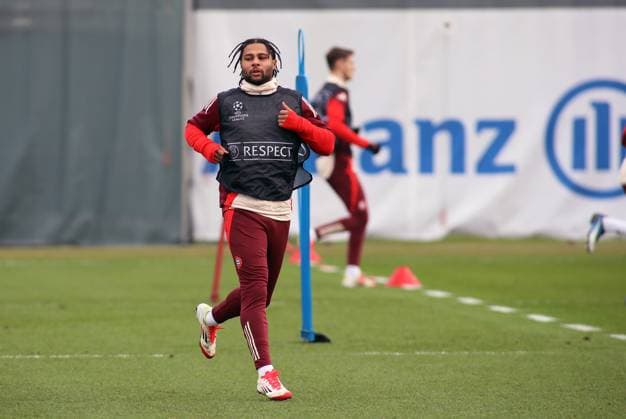 Football, Men, Season 2024 2025, FC Bayern Munich, Final training, Training, Champions League Serge Gnabry FC Bayern Munich running with shirt