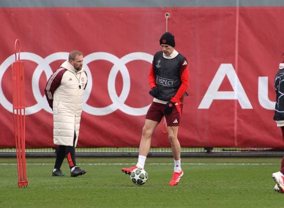 Football, Men, Season 2024 2025, FC Bayern Munich, Final training, Training, Champions League Leon Goretzka FC Bayern Munich with ball