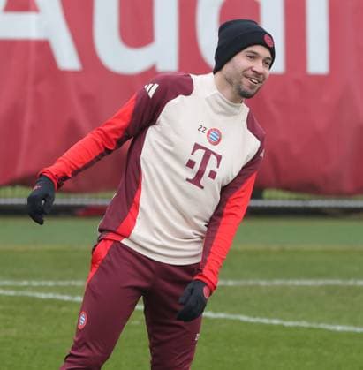 11 02 2025, Champions League, Final training FC Bayern , Saebenerstrasse Munechen, Soccer, Sports, in the picture Raphael Guerreiro FC Bayern Muenchen