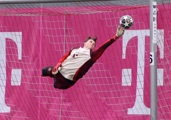 Football, men, season 2024 2025, FC Bayern Munich, final training, training, Champions League Jonas Urbig FC Bayern Munich flies after a ball, stretch, parade, scrape out