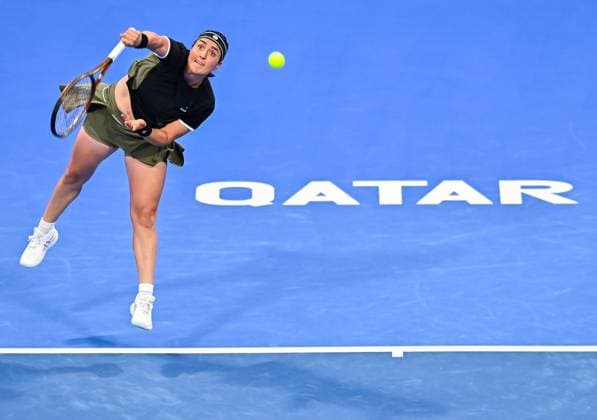WTA, Tennis Damen QATAR OPEN TENNIS TOURNAMENT ROUND OF 32 Ons Jabeur of Tunisia competes in her round of 32 match against Qinwen Zheng of China during the WTA Qatar TotalEnergies Open 2025 tennis tournament at the Khalifa International Tennis Complex in Doha, Qatar, on February 11, 2025. DOHA Qatar Copyright: xNOUSHADx