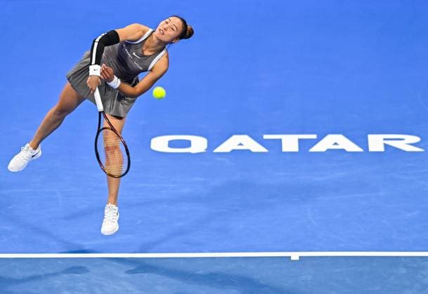 WTA, Tennis Damen QATAR OPEN TENNIS TOURNAMENT ROUND OF 32 Qinwen Zheng of China competes in her round of 32 match against Ons Jabeur of Tunisia during the WTA Qatar TotalEnergies Open 2025 tennis tournament at the Khalifa International Tennis Complex in Doha, Qatar, on February 11, 2025. Copyright: xNOUSHADx