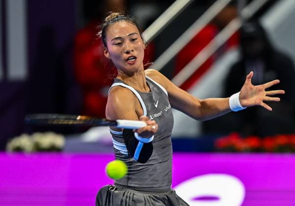 WTA, Tennis Damen QATAR OPEN TENNIS TOURNAMENT ROUND OF 32 Qinwen Zheng of China competes in her round of 32 match against Ons Jabeur of Tunisia during the WTA Qatar TotalEnergies Open 2025 tennis tournament at the Khalifa International Tennis Complex in Doha, Qatar, on February 11, 2025. Copyright: xNOUSHADx