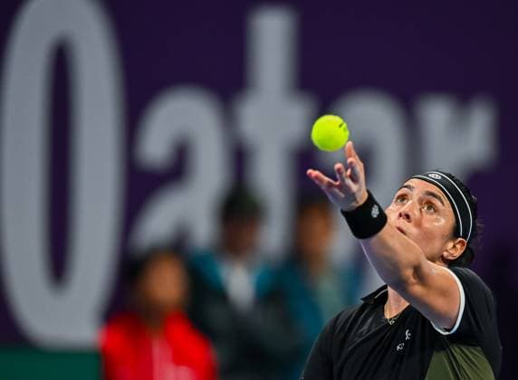 WTA, Tennis Damen QATAR OPEN TENNIS TOURNAMENT ROUND OF 32 Ons Jabeur of Tunisia competes in her round of 32 match against Qinwen Zheng of China during the WTA Qatar TotalEnergies Open 2025 tennis tournament at the Khalifa International Tennis Complex in Doha, Qatar, on February 11, 2025. Copyright: xNOUSHADx