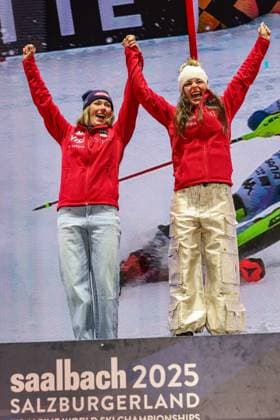 ALPINE SKIING - FIS Ski WC Saalbach 2025 SAALBACH,AUSTRIA,11.FEB.25 - ALPINE SKIING - FIS Alpine World Ski Championships Saalbach 2025, team combined, ladies, medal plaza, award ceremony. Image shows the rejoicing of Mikaela Shiffrin and Breezy Johnson (USA).  GEPAxpictures xHaraldxSteiner