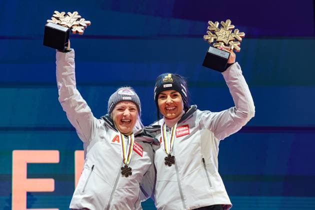 ALPINE SKIING - FIS Ski WC Saalbach 2025 SAALBACH,AUSTRIA,11.FEB.25 - ALPINE SKIING - FIS Alpine World Ski Championships Saalbach 2025, team combined, ladies, medal plaza, award ceremony. Image shows the rejoicing of Katharina Truppe and Stephanie Venier (AUT). Keywords: medal, trophy.  GEPAxpictures xHaraldxSteiner
