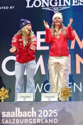 ALPINE SKIING - FIS Ski WC Saalbach 2025 SAALBACH,AUSTRIA,11.FEB.25 - ALPINE SKIING - FIS Alpine World Ski Championships Saalbach 2025, team combined, ladies, medal plaza, award ceremony. Image shows the rejoicing of Mikaela Shiffrin and Breezy Johnson (USA). Keywords: trophy.  GEPAxpictures xHaraldxSteiner