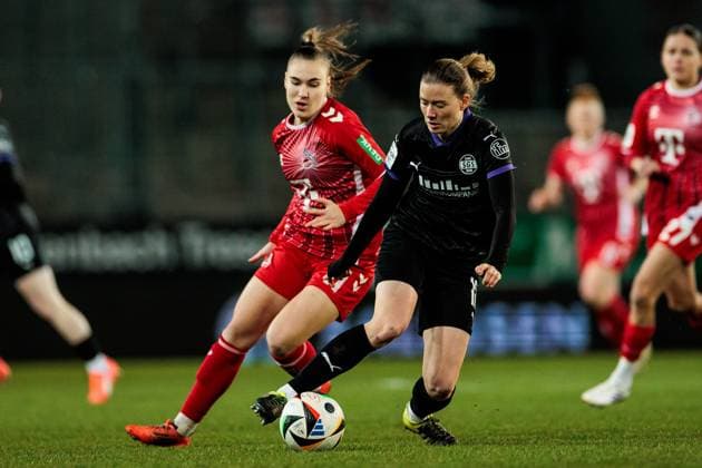 GOOGLE PIXEL Frauen Bundesliga, SGS Essen 1 FC Köln 11 02 2025 Zweikampf Alena Bienz 1 FC Köln, 11 , Lena Ostermeier SGS Essen, 18 GOOGLE PIXEL Frauen Bundesliga, SGS Essen 1 FC Köln, Essen, Stadion an der Hafenstrasse am 11 02 2025 DFB REGULATIONS PROHIBIT ANY USE OF PHOTOGRAPHS AS IMAGE SEQUENCES AND OR QUASI VIDEO Copyright: xBEAUTIFULxSPORTS Wunderlx