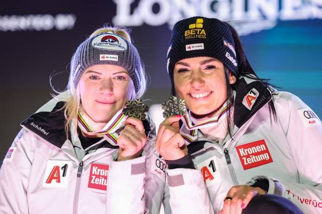 ALPINE SKIING - FIS Ski WC Saalbach 2025 SAALBACH,AUSTRIA,11.FEB.25 - ALPINE SKIING - FIS Alpine World Ski Championships Saalbach 2025, team combined, ladies, medal plaza, award ceremony. Image shows Katharina Truppe and Stephanie Venier (AUT). Keywords: medal.  GEPAxpictures xHaraldxSteiner