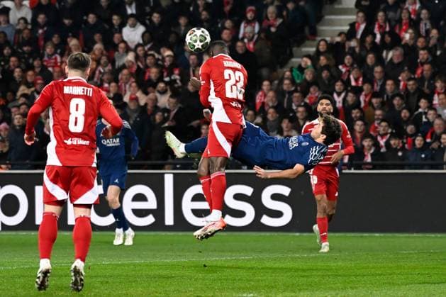 FOOTBALL : Brest vs PSG - Ligue des Champions - 11 02 2025 Joao Pedro Goncalves Neves ( 87 - PSG ) and Jeremy LE DOUARON ( 22 - Brest ) during the UEFA Champions League match between Stade Brestois 29 and Paris Saint Germain at Stade de Roudourou on February 11, 2025 in Guingamp, France. ( Photo by Dante Badano PsnewZ ) - GuingampFrance  Copyright: xDantexBadanox