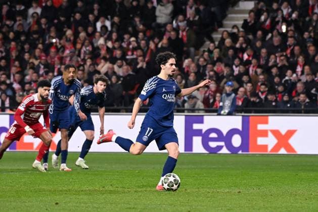 FOOTBALL : Brest vs PSG - Ligue des Champions - 11 02 2025 Vitinha Vitor Machado ( 17 - PSG ) scores his penalty during the UEFA Champions League match between Stade Brestois 29 and Paris Saint Germain at Stade de Roudourou on February 11, 2025 in Guingamp, France. ( Photo by Dante Badano PsnewZ ) - GuingampFrance  Copyright: xDantexBadanox