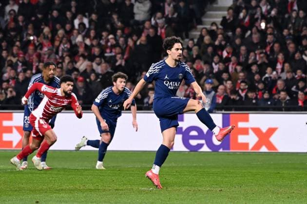 FOOTBALL : Brest vs PSG - Ligue des Champions - 11 02 2025 Vitinha Vitor Machado ( 17 - PSG ) scores his penalty during the UEFA Champions League match between Stade Brestois 29 and Paris Saint Germain at Stade de Roudourou on February 11, 2025 in Guingamp, France. ( Photo by Dante Badano PsnewZ ) - GuingampFrance  Copyright: xDantexBadanox
