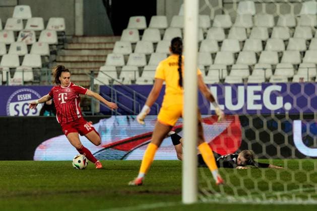 GOOGLE PIXEL Womens Bundesliga, SGS Essen 1 FC Köln 11 02 2025 Dora Zeller 1 FC Köln, 19 shoots, Sophia Winkler SGS Essen, 1 GOOGLE PIXEL Womens Bundesliga, SGS Essen 1 FC Köln, Essen, Stadion an der Hafenstrasse on 11 02 2025 DFB REGULATIONS PROHIBIT ANY USE OF PHOTOGRAPHS AS IMAGE SEQUENCES AND OR QUASI VIDEO Copyright: xBEAUTIFULxSPORTS Wunderlx