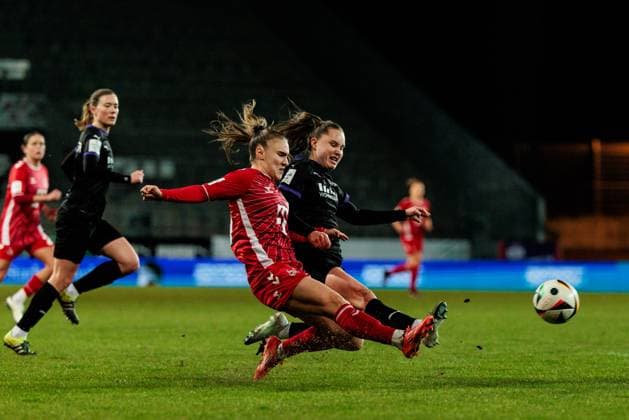 GOOGLE PIXEL Frauen Bundesliga, SGS Essen 1 FC Köln 11 02 2025 Zweikampf Alena Bienz 1 FC Köln, 11 , Lilli Purtscheller SGS Essen, 7 GOOGLE PIXEL Frauen Bundesliga, SGS Essen 1 FC Köln, Essen, Stadion an der Hafenstrasse am 11 02 2025 DFB REGULATIONS PROHIBIT ANY USE OF PHOTOGRAPHS AS IMAGE SEQUENCES AND OR QUASI VIDEO Copyright: xBEAUTIFULxSPORTS Wunderlx