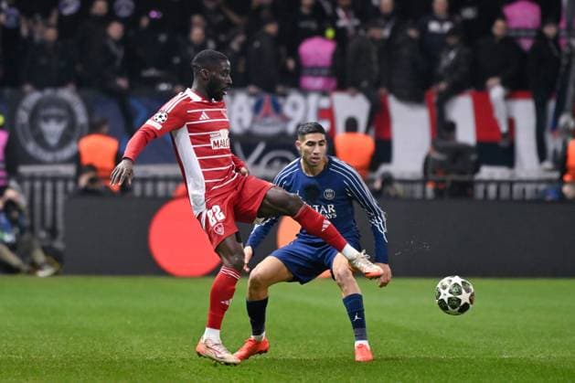 FOOTBALL : Brest vs PSG - Ligue des Champions - 11 02 2025 Jeremy LE DOUARON ( 22 - Brest ) and Achraf Hakimi ( 2 - PSG ) during the UEFA Champions League match between Stade Brestois 29 and Paris Saint Germain at Stade de Roudourou on February 11, 2025 in Guingamp, France. ( Photo by Dante Badano PsnewZ ) - GuingampFrance  Copyright: xDantexBadanox