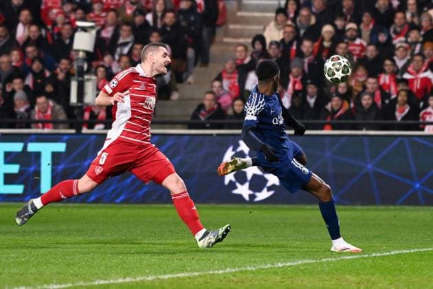 FOOTBALL : Brest vs PSG - Ligue des Champions - 11 02 2025 Ousmane DEMBELE ( 10 - PSG ) and CHARDONNET Brendan ( 5 - Brest ) during the UEFA Champions League match between Stade Brestois 29 and Paris Saint Germain at Stade de Roudourou on February 11, 2025 in Guingamp, France. ( Photo by Dante Badano PsnewZ ) - GuingampFrance  Copyright: xDantexBadanox