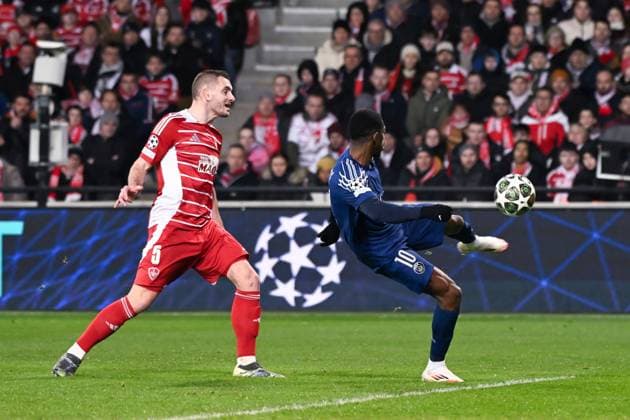 FOOTBALL : Brest vs PSG - Ligue des Champions - 11 02 2025 Ousmane DEMBELE ( 10 - PSG ) and CHARDONNET Brendan ( 5 - Brest ) during the UEFA Champions League match between Stade Brestois 29 and Paris Saint Germain at Stade de Roudourou on February 11, 2025 in Guingamp, France. ( Photo by Dante Badano PsnewZ ) - GuingampFrance  Copyright: xDantexBadanox