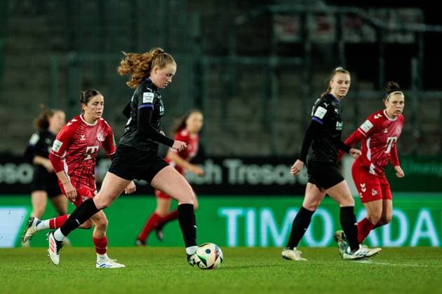 GOOGLE PIXEL Womens Bundesliga, SGS Essen 1 FC Köln 11 02 2025 Laura Pucks SGS Essen, 15 on the ball GOOGLE PIXEL Womens Bundesliga, SGS Essen 1 FC Köln, Essen, Stadion an der Hafenstrasse on 11 02 2025 DFB REGULATIONS PROHIBIT ANY USE OF PHOTOGRAPHS AS IMAGE SEQUENCES AND OR QUASI VIDEO Copyright: xBEAUTIFULxSPORTS Wunderlx