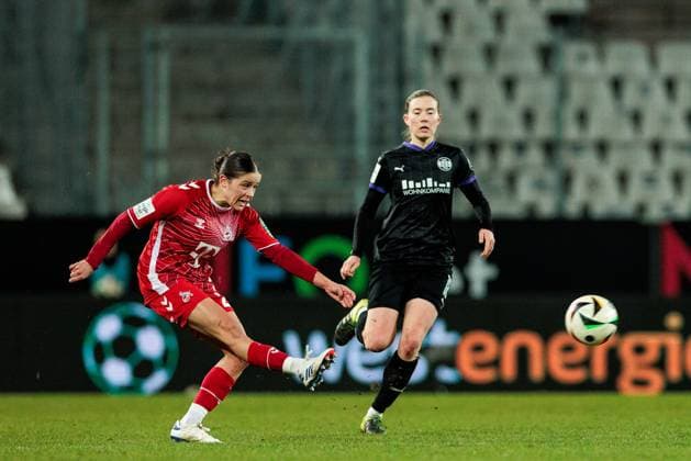 GOOGLE PIXEL Womens Bundesliga, SGS Essen 1 FC Köln 11 02 2025 duel Laura Feiersinger 1 FC Köln, 27 , Lena Ostermeier SGS Essen, 18 GOOGLE PIXEL Womens Bundesliga, SGS Essen 1 FC Köln, Essen, Stadion an der Hafenstrasse on 11 02 2025 DFB REGULATIONS PROHIBIT ANY USE OF PHOTOGRAPHS AS IMAGE SEQUENCES AND OR QUASI VIDEO Copyright: xBEAUTIFULxSPORTS Wunderlx
