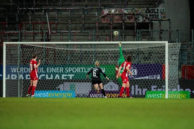 GOOGLE PIXEL Womens Bundesliga, SGS Essen 1 FC Köln 11 02 2025 Aurora Mikalsen 1 FC Köln, 23 directs a shot on goal over the crossbar GOOGLE PIXEL Womens Bundesliga, SGS Essen 1 FC Köln, Essen, Stadion an der Hafenstrasse on 11 02 2025 DFB REGULATIONS PROHIBIT ANY USE OF PHOTOGRAPHS AS IMAGE SEQUENCES AND OR QUASI VIDEO Copyright: xBEAUTIFULxSPORTS Wunderlx