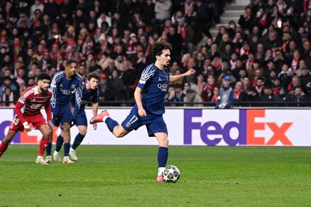 FOOTBALL : Brest vs PSG - Ligue des Champions - 11 02 2025 Vitinha Vitor Machado ( 17 - PSG ) scores his penalty during the UEFA Champions League match between Stade Brestois 29 and Paris Saint Germain at Stade de Roudourou on February 11, 2025 in Guingamp, France. ( Photo by Dante Badano PsnewZ ) - GuingampFrance  Copyright: xDantexBadanox