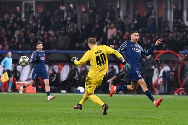 FOOTBALL : Brest vs PSG - Ligue des Champions - 11 02 2025 Achraf Hakimi ( 2 - PSG ) and Marco Bizot ( 40 - Brest ) during the UEFA Champions League match between Stade Brestois 29 and Paris Saint Germain at Stade de Roudourou on February 11, 2025 in Guingamp, France. ( Photo by Dante Badano PsnewZ ) - GuingampFrance  Copyright: xDantexBadanox