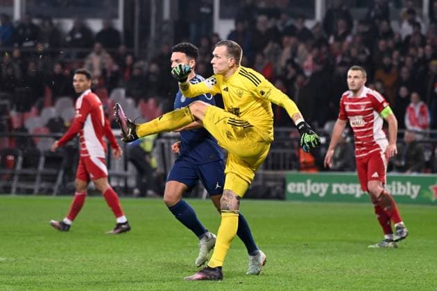 FOOTBALL : Brest vs PSG - Ligue des Champions - 11 02 2025 Marco Bizot ( 40 - Brest ) during the UEFA Champions League match between Stade Brestois 29 and Paris Saint Germain at Stade de Roudourou on February 11, 2025 in Guingamp, France. ( Photo by Dante Badano PsnewZ ) - GuingampFrance  Copyright: xDantexBadanox